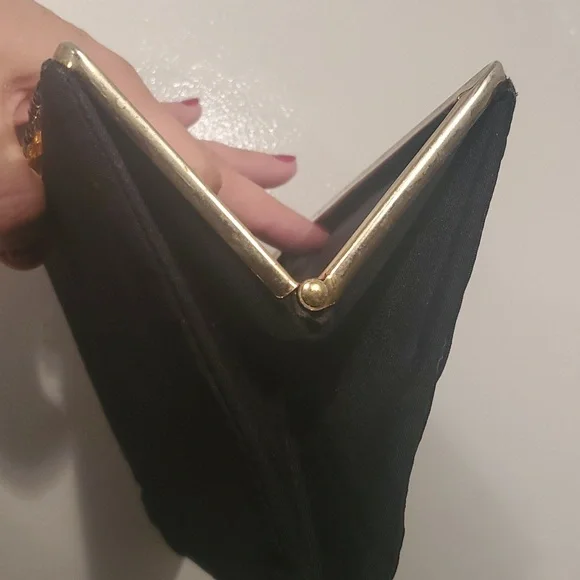 Vintage 1950s–1960s Black Handbag – Gold Rose Clasp, Short Chain - Picture 5 of 12